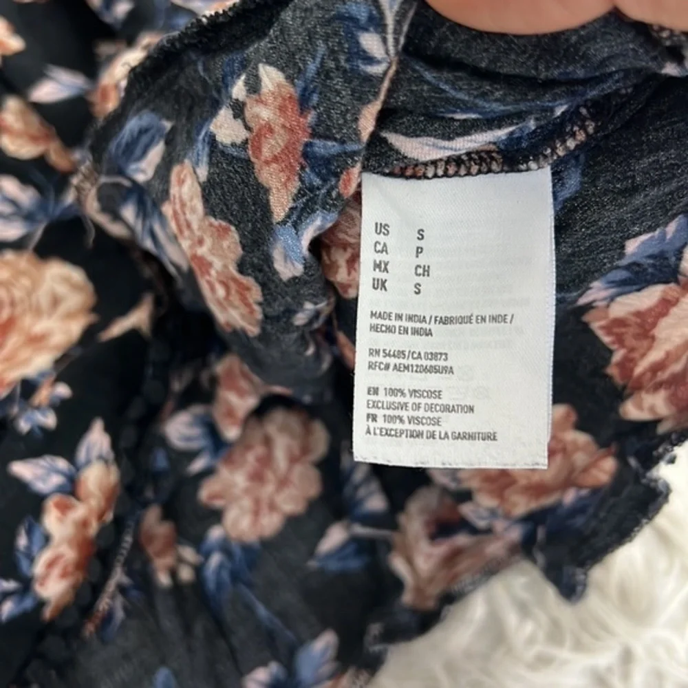 AMERICAN EAGLE FLORAL OFF‎ SHOULDER BLOUSE